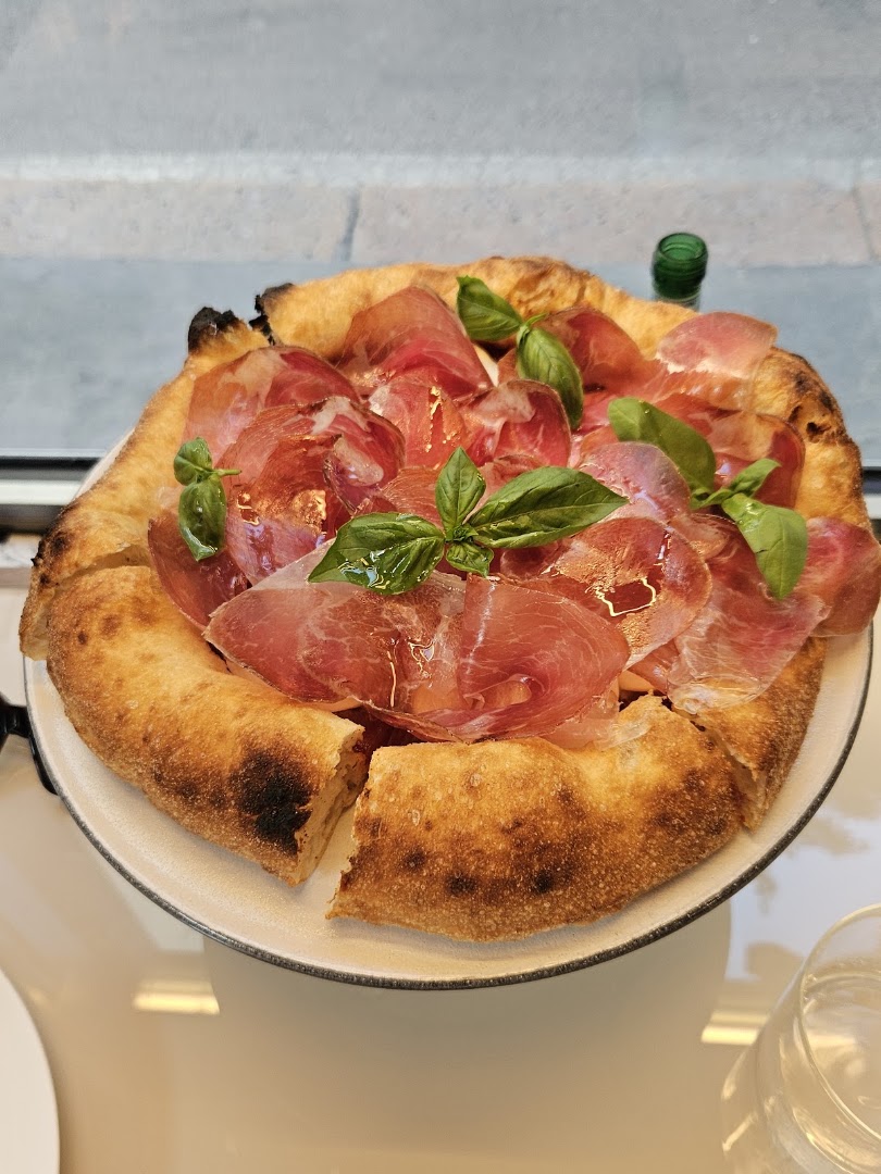 CONFINE - PIZZA E CANTINA