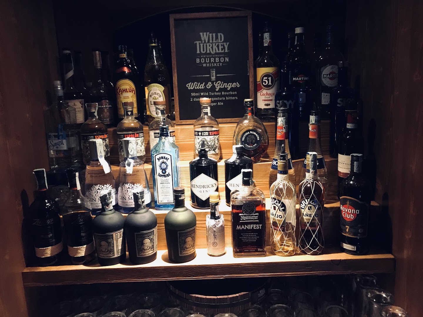 Corner Saloon, Mesero
