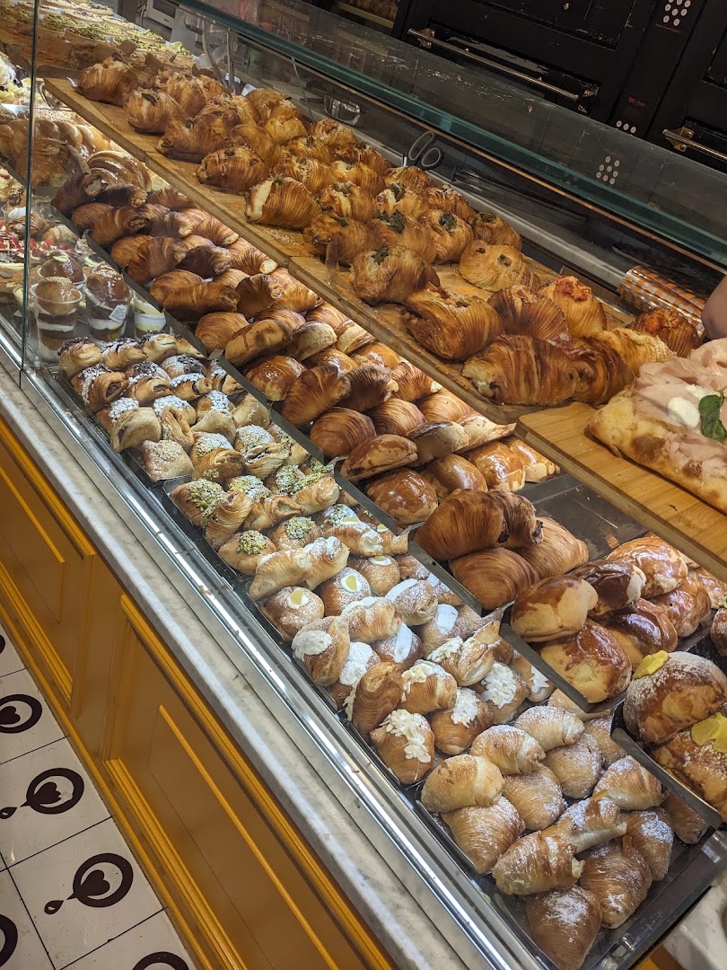 Cuori di Sfogliatella, Napoli