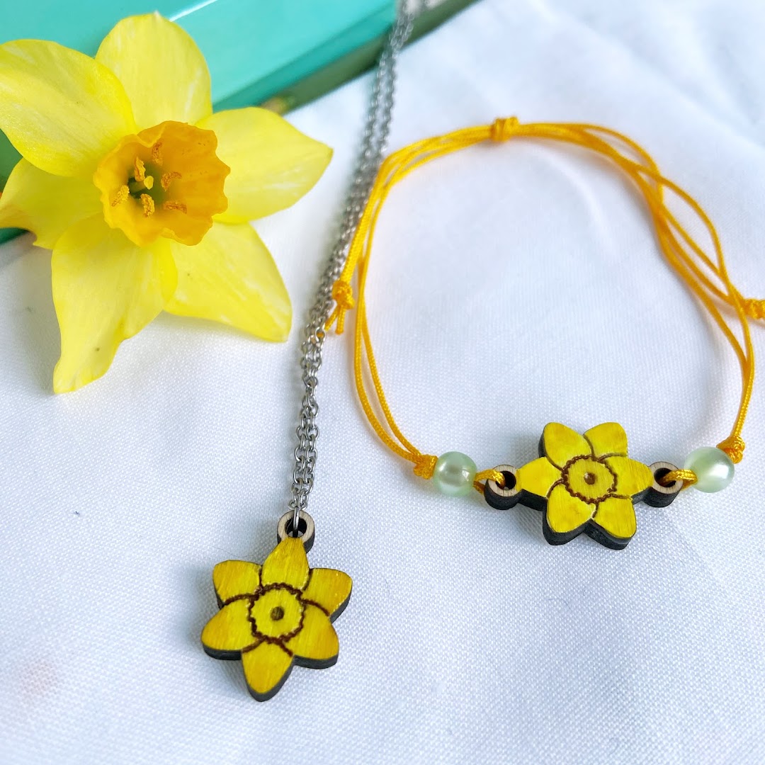 Daffodil di Angela Urbani - laboratorio di gioielli e oggetti di design artigianali in legno dipinto a mano