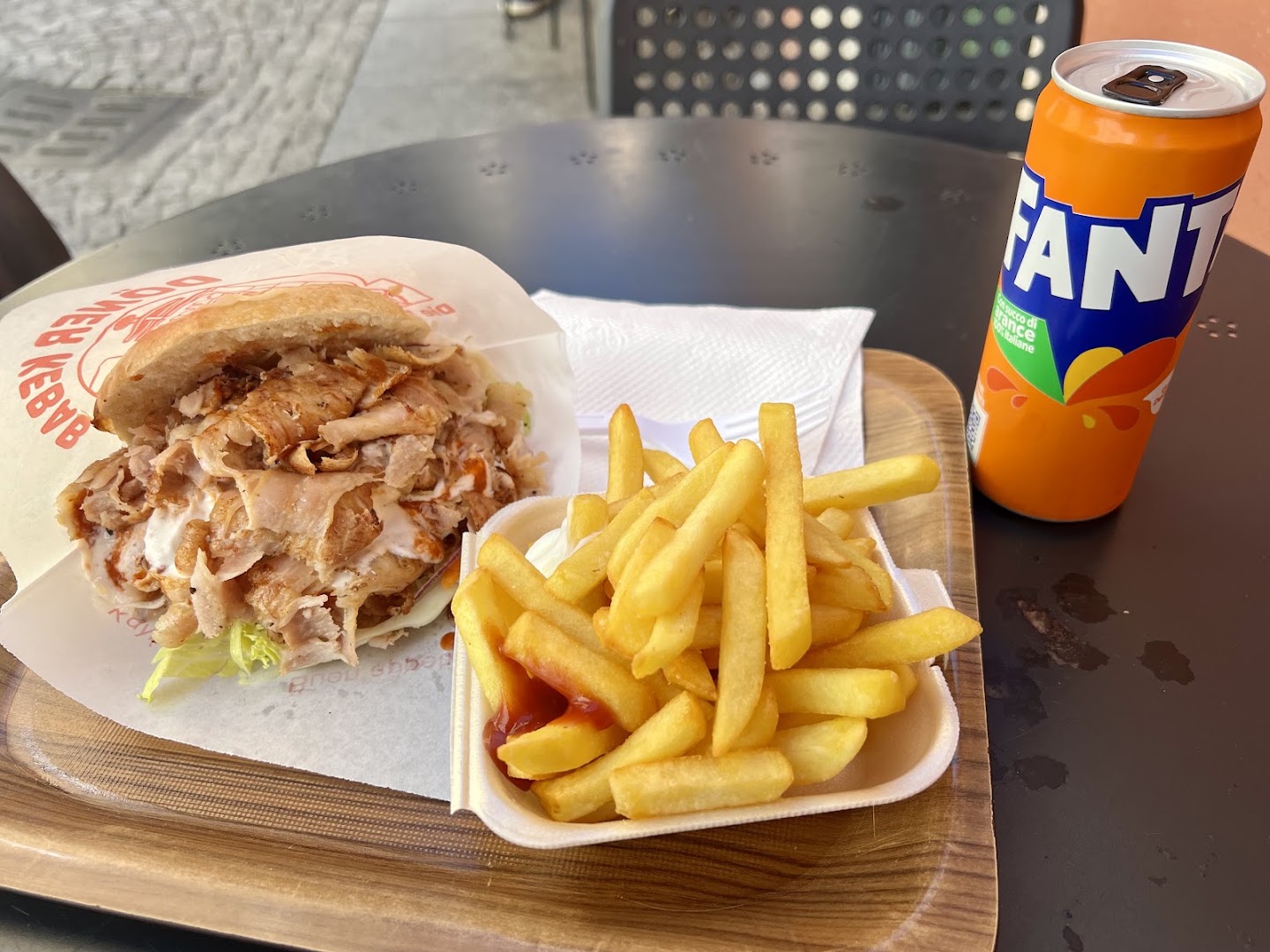 Delizioso kebab pizza