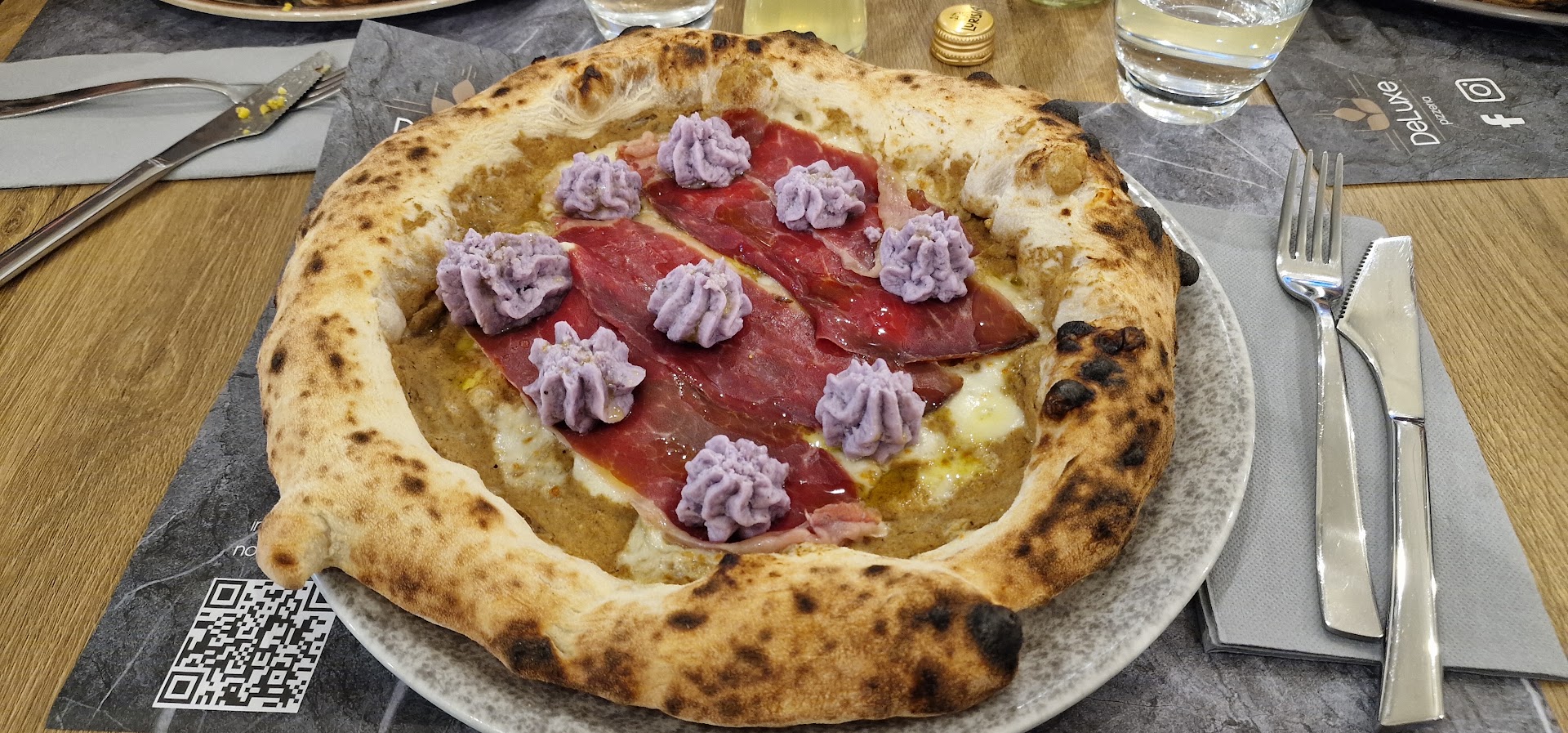 DeLuxe Pizzeria