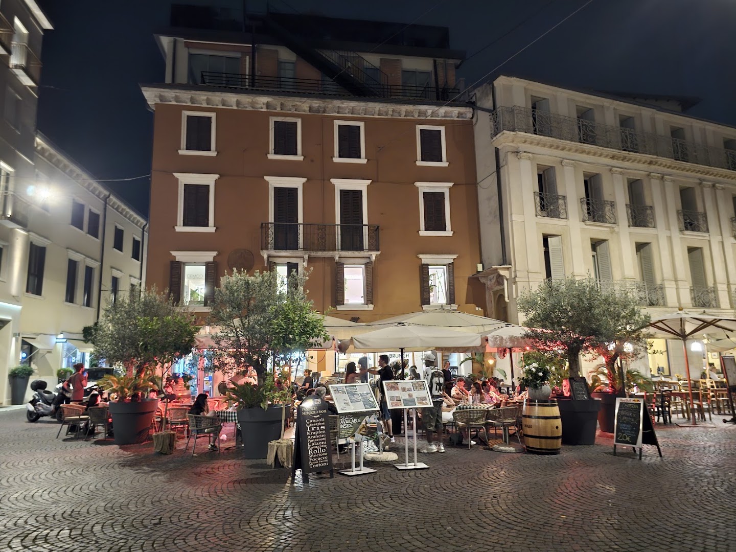 Demos, Verona