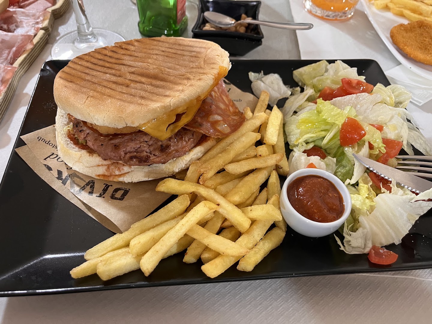 Diverso Risto Pub - Café & Food