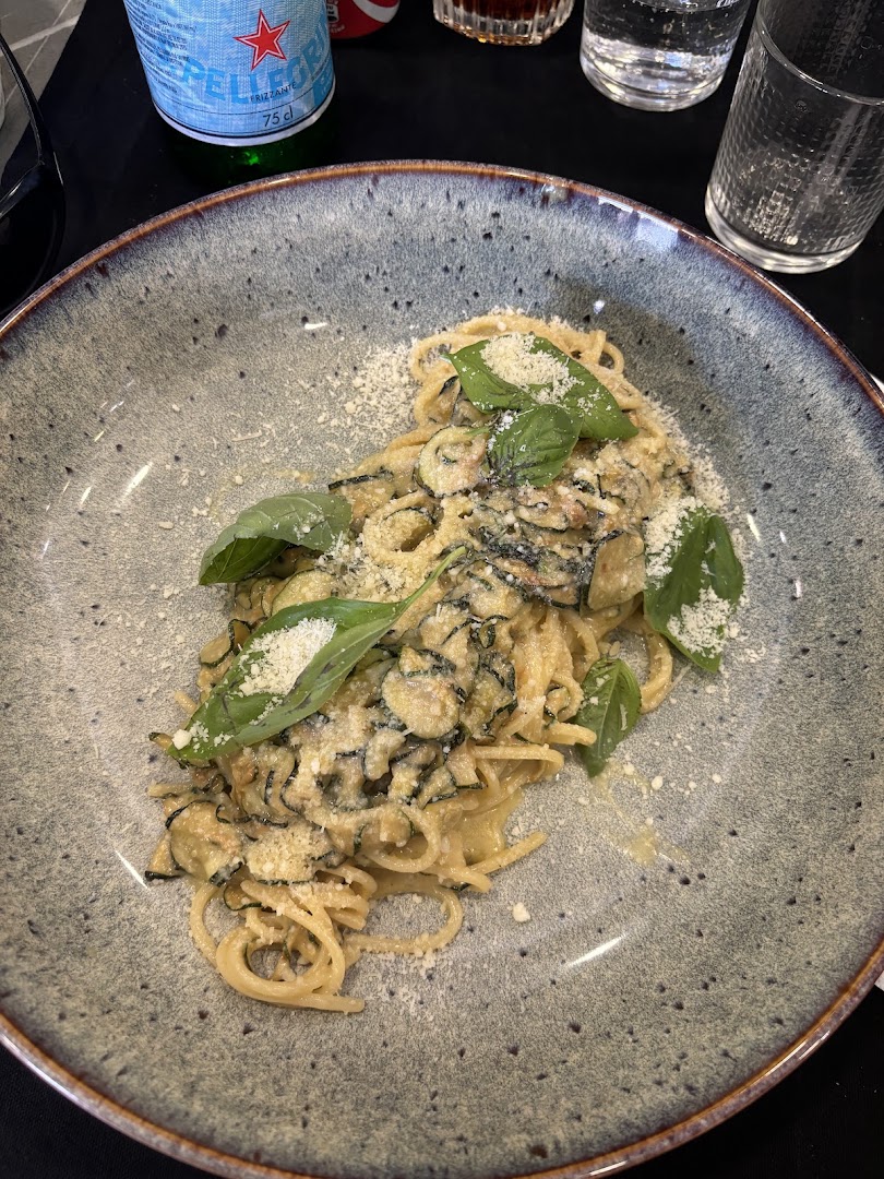 Domino restaurant bar