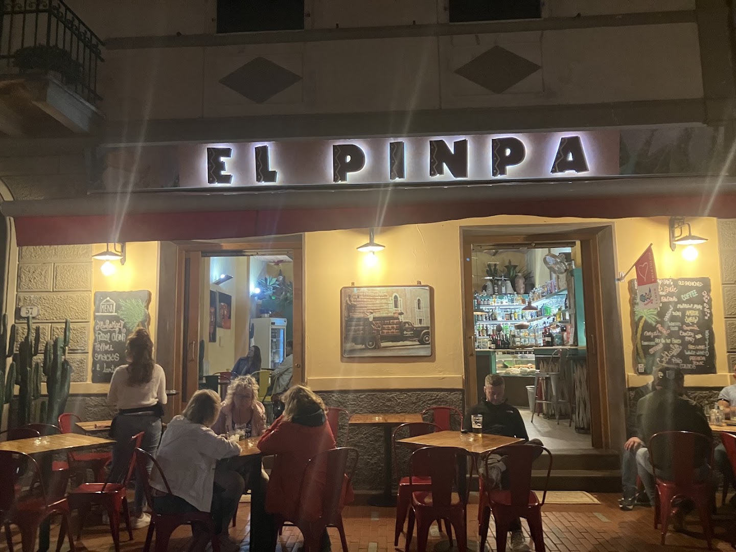 El Pinpa Cocktail Lounge Bar