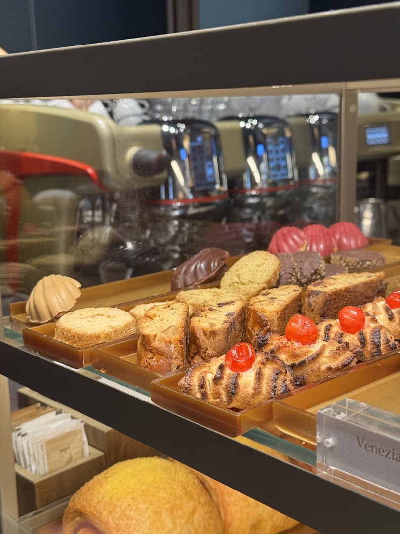 Emporio Armani Caffè, Milano