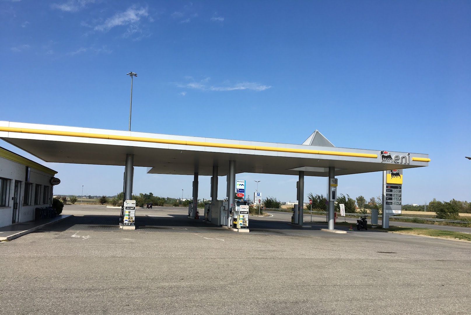 Eni Metano GPL con Bar e Tabacchi