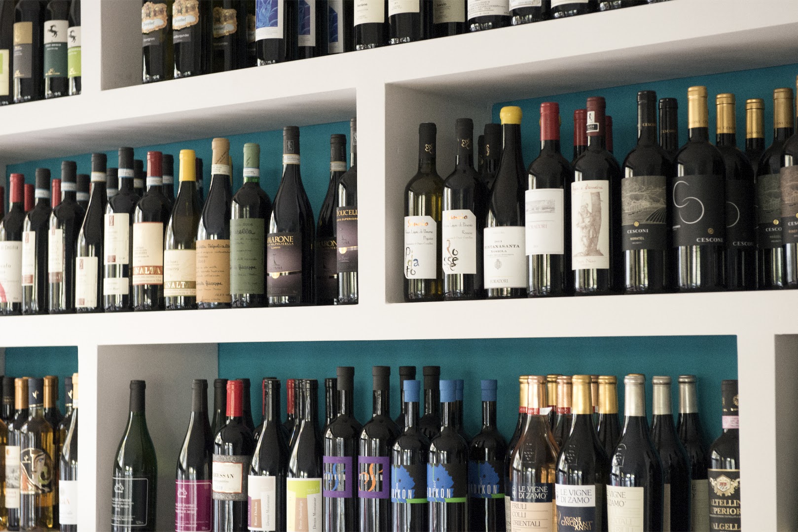 Enoteca Vigneto - Cantina e mescita con cucina, emporio di vini artigianali.