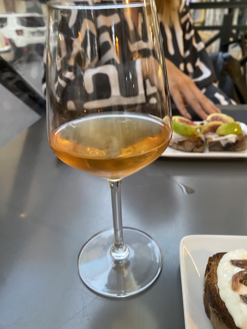 Enoteca Vigneto - Cantina e mescita con cucina, emporio di vini artigianali.