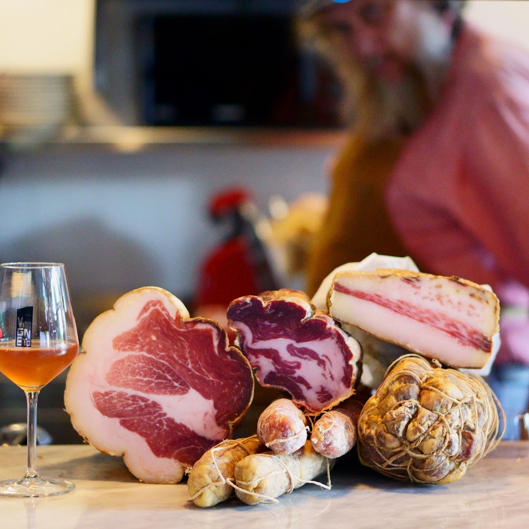 Enoteca Vigneto - Cantina e mescita con cucina, emporio di vini artigianali.