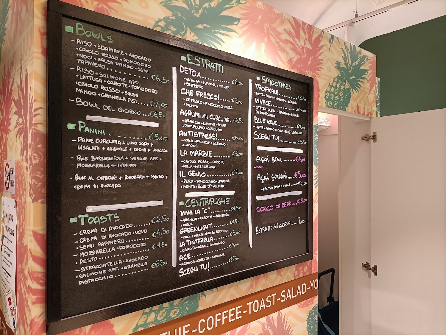 Estratto Juice & Wine Bar