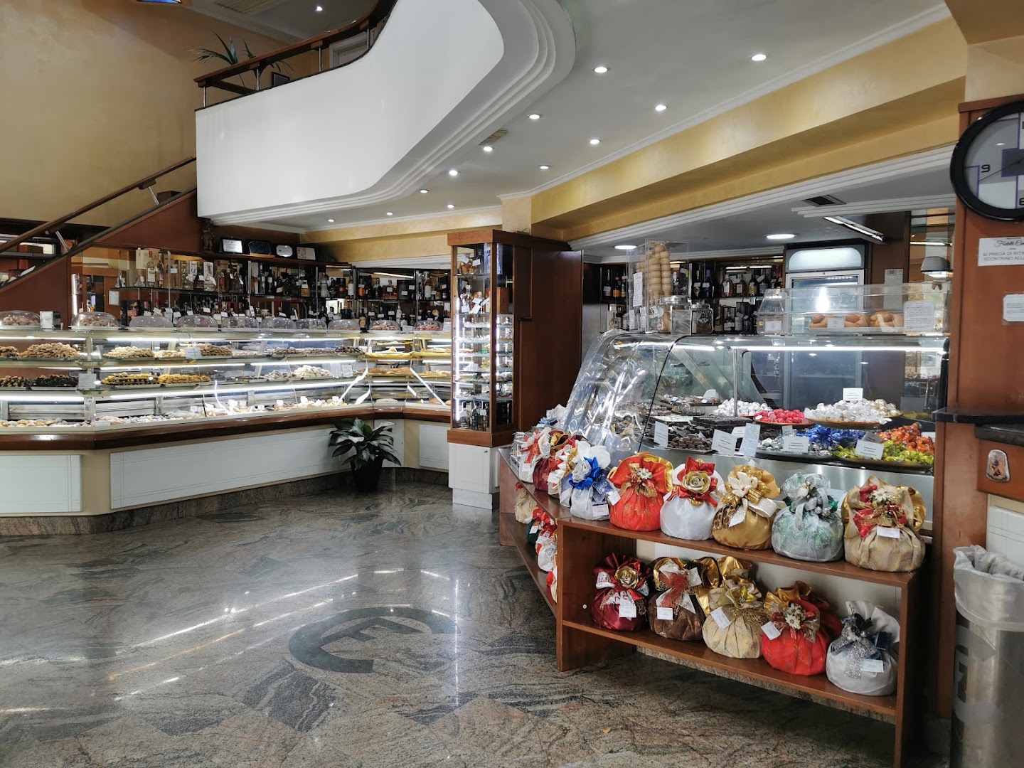 F. Lli Canturi Snc Bar Pasticceria, Bianco