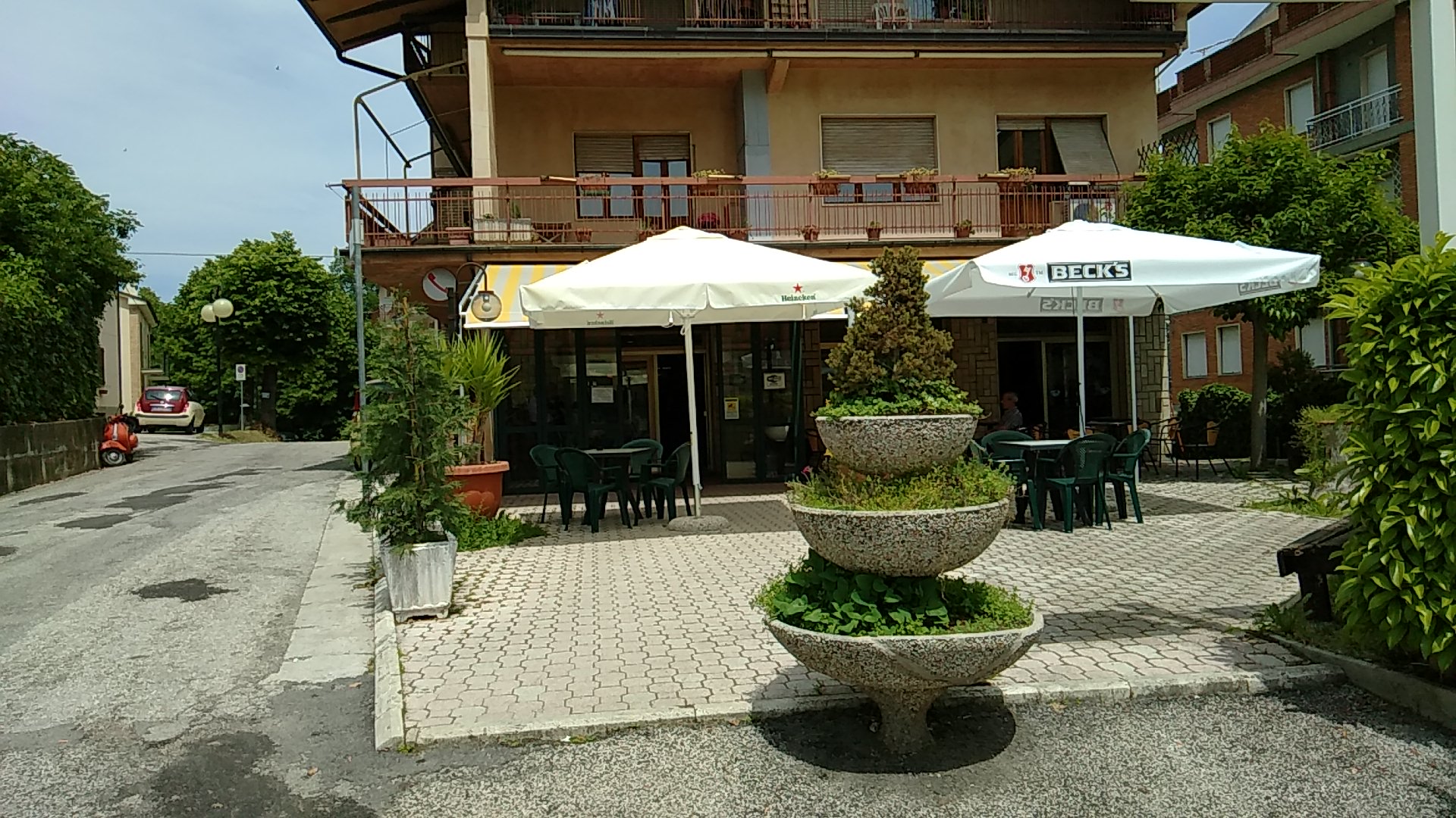 Felix Bar, Montefortino