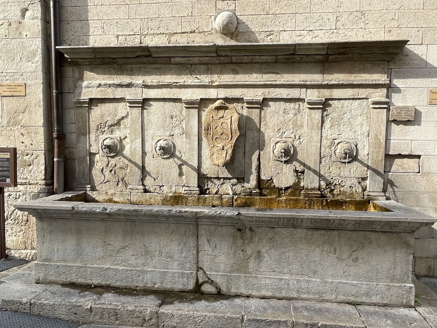 Fontana del Cardinal Del Monte