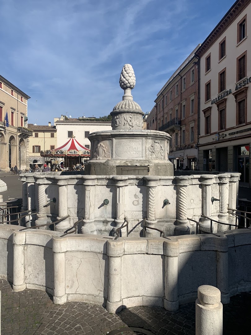 Fontana Della Pigna