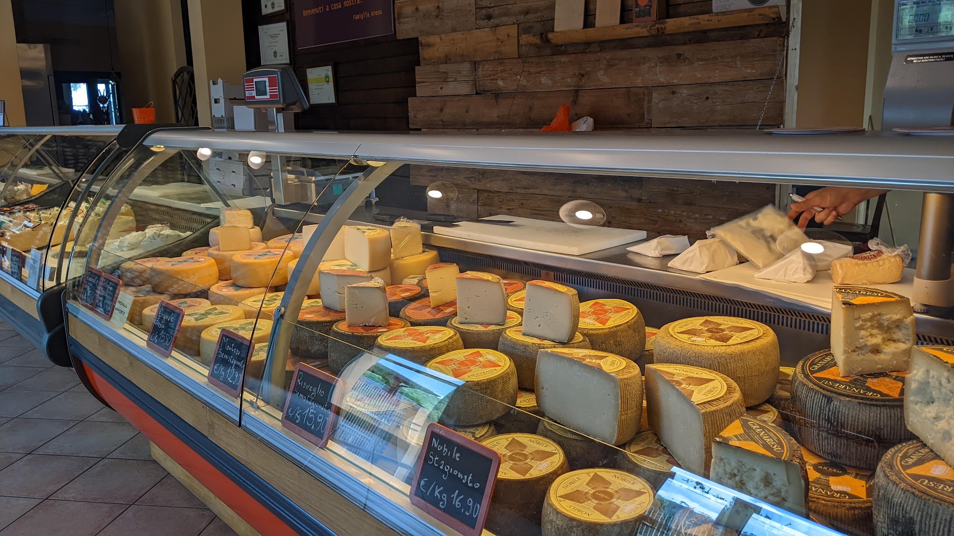 Formaggi Aresu, Donori