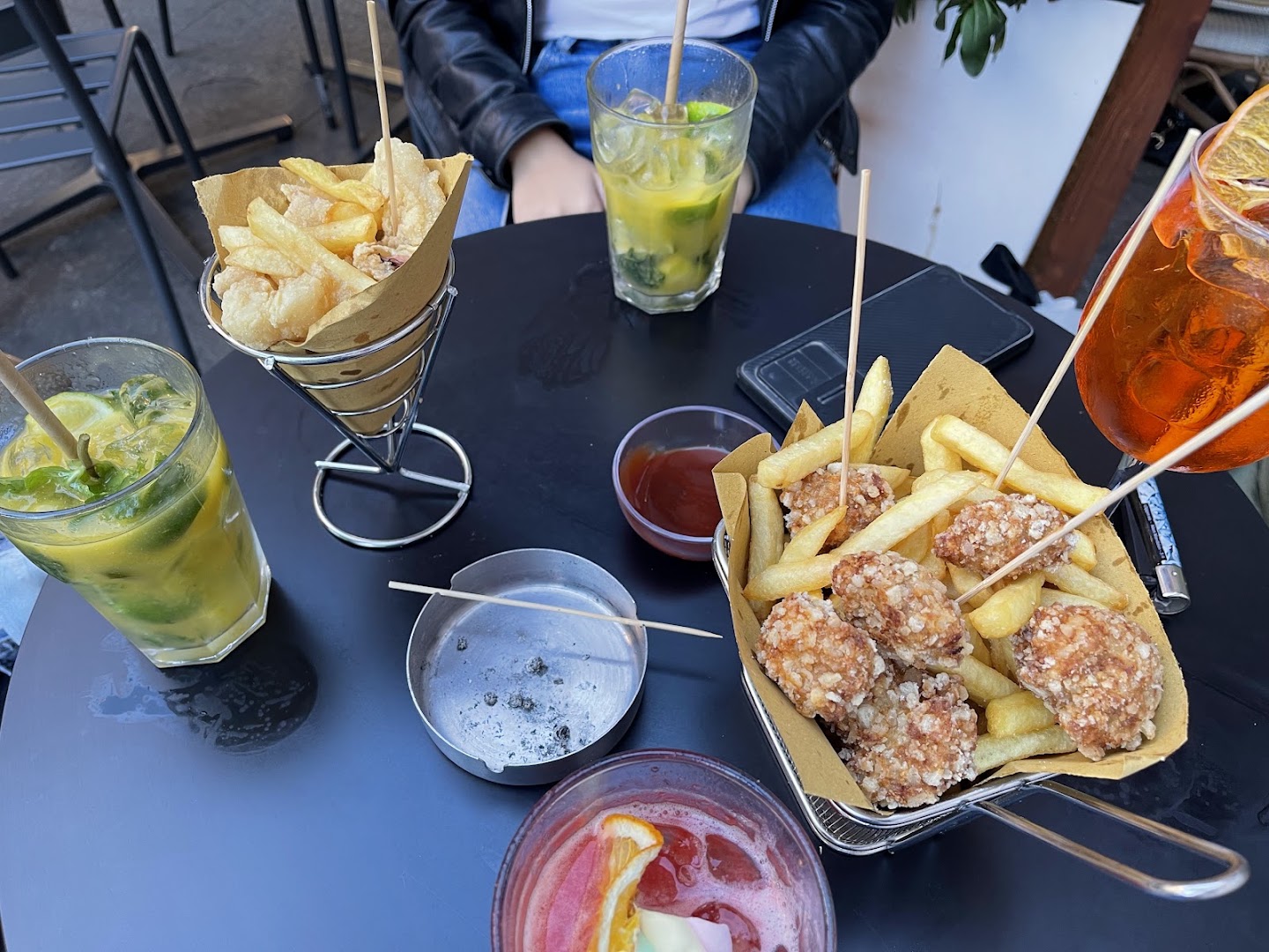 Friends Bar & Lounge