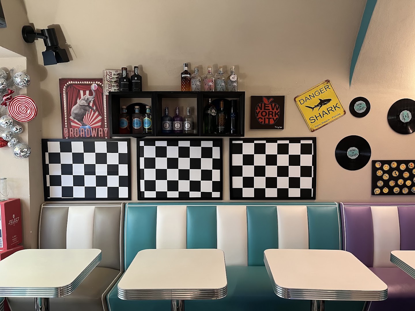 Fuori dal Comune lounge bar, Pietra Ligure