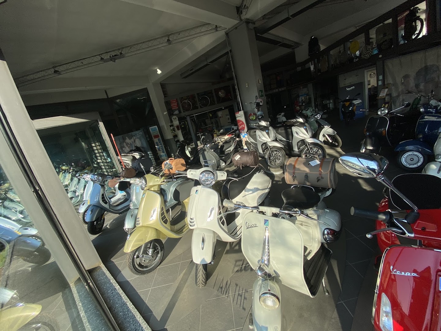 Gallazzi Piero SNC - Concessionaria Piaggio Vespa Kymco - Le Vespe Di Busto, Busto Arsizio
