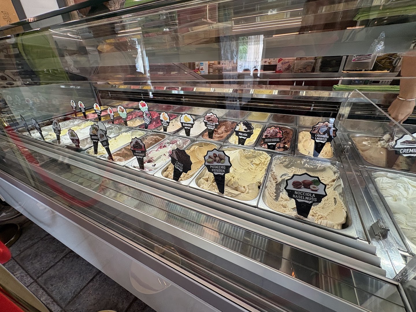 Gelateria Arlecchino, Egna