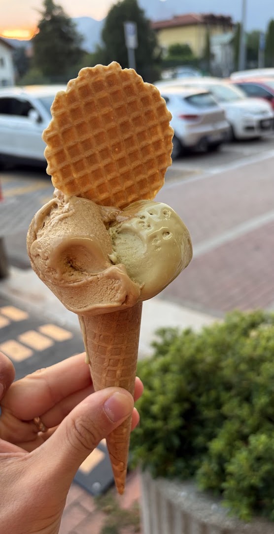 Gelateria artigianale/Homemade Ice-cream parlour/Hausgemachte Eisdiele Laghee, Maccagno con Pino e Veddasca