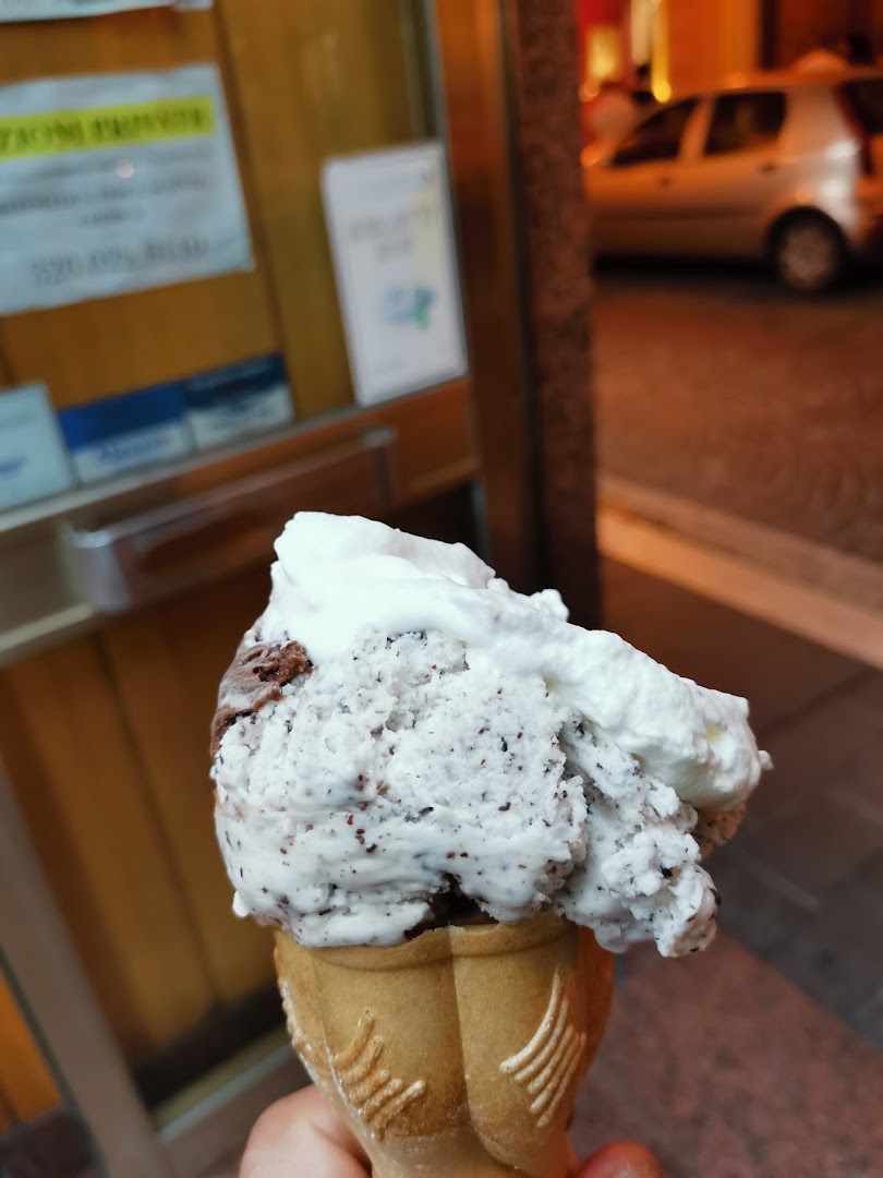 Gelateria Glacia Di Cucchia Adriano