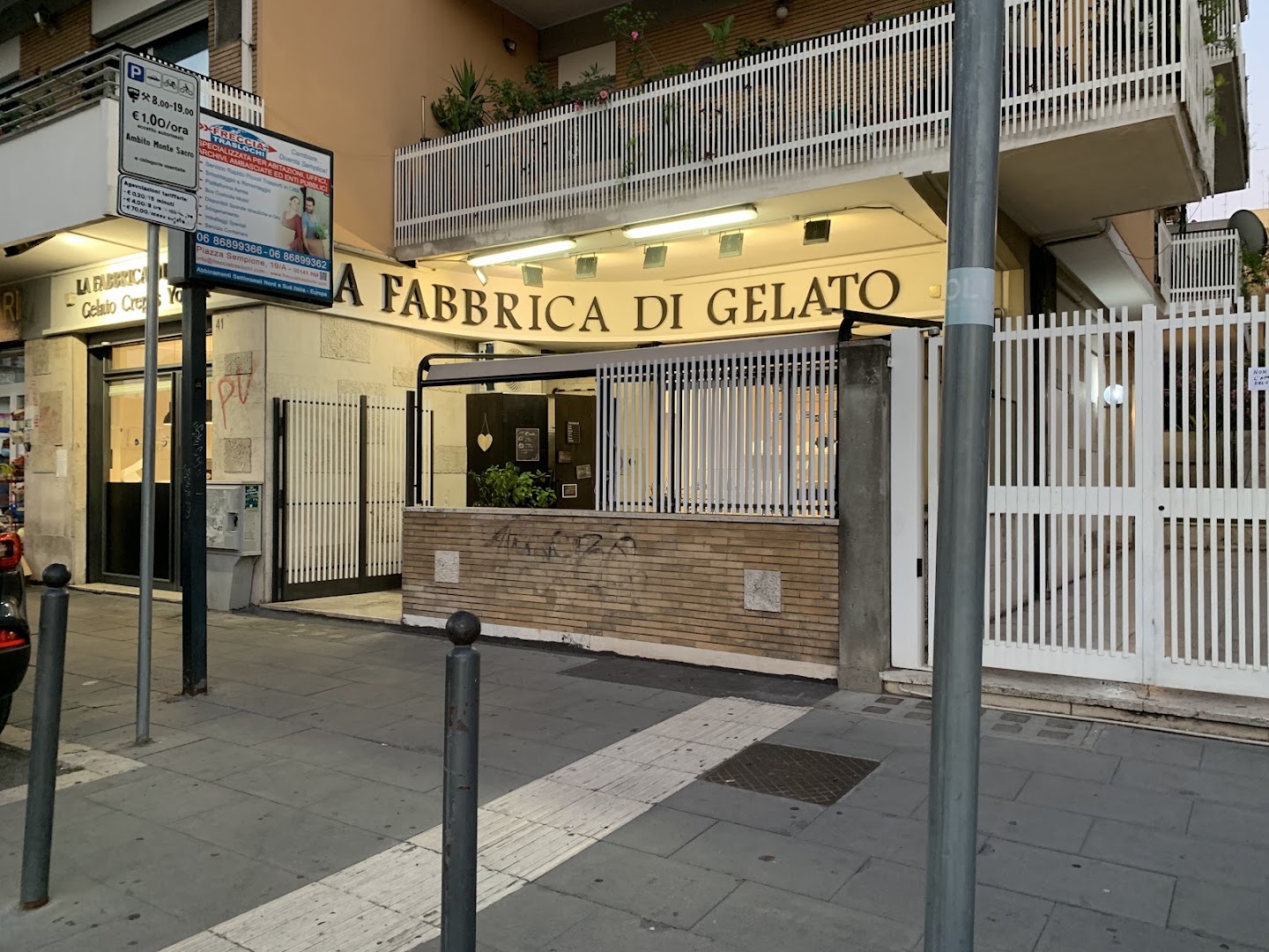 Gelateria - La Fabbrica di Gelato