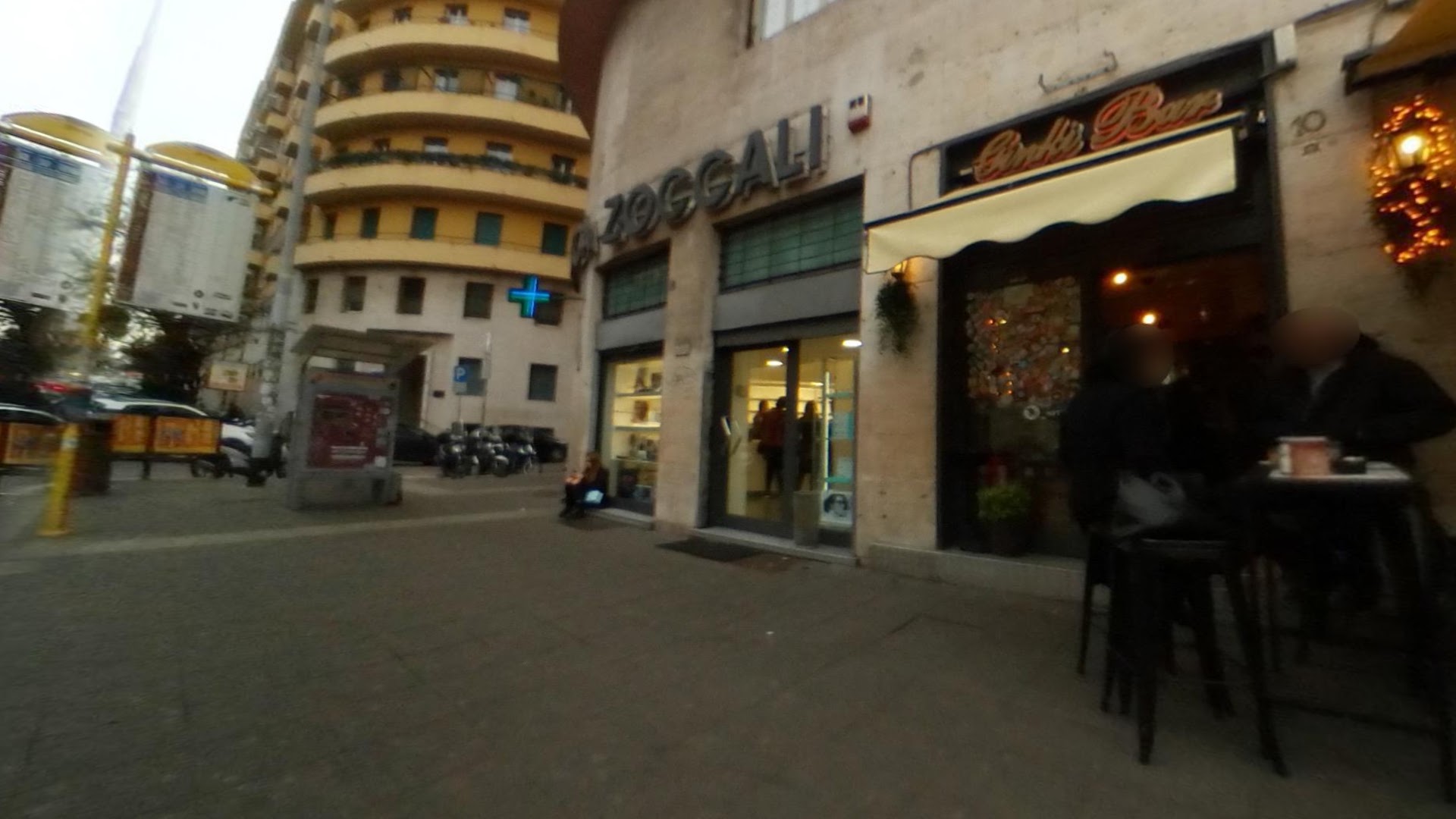 Ginki Bar, Roma