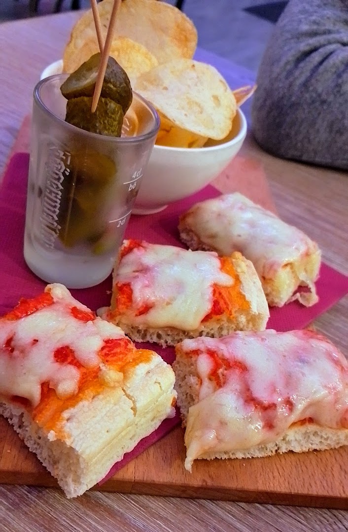 Giro's Bar