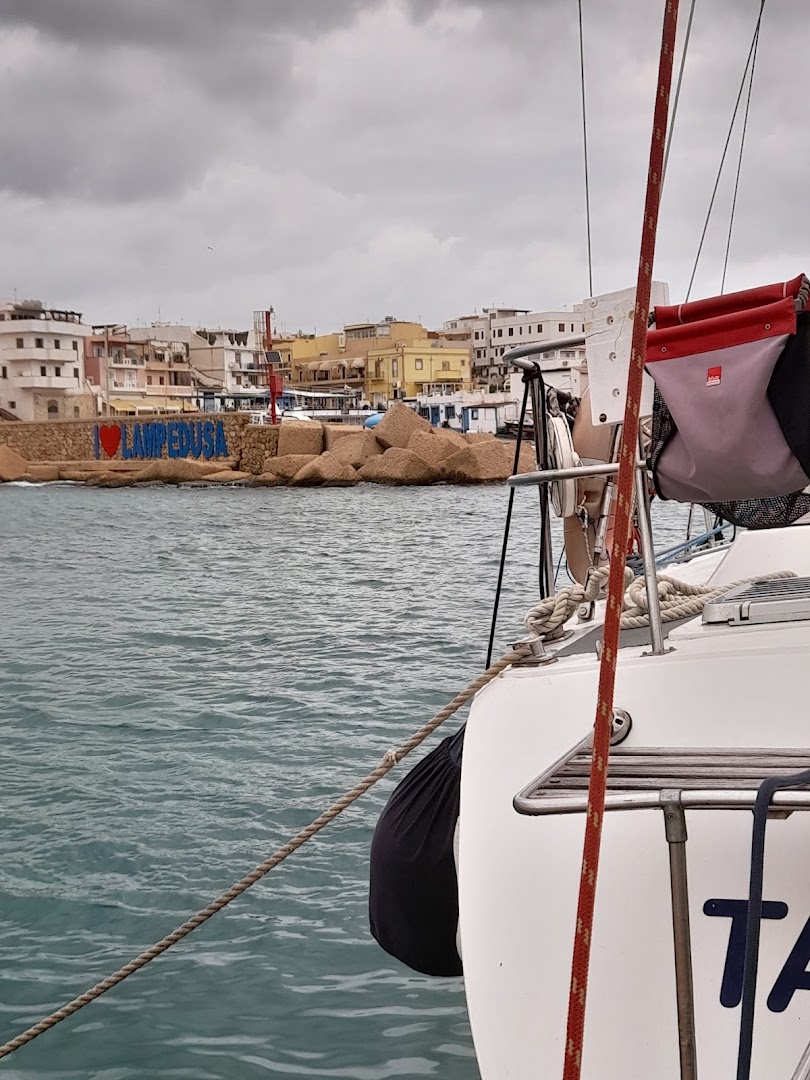Gita in Barca Delfino Blu Lampedusa