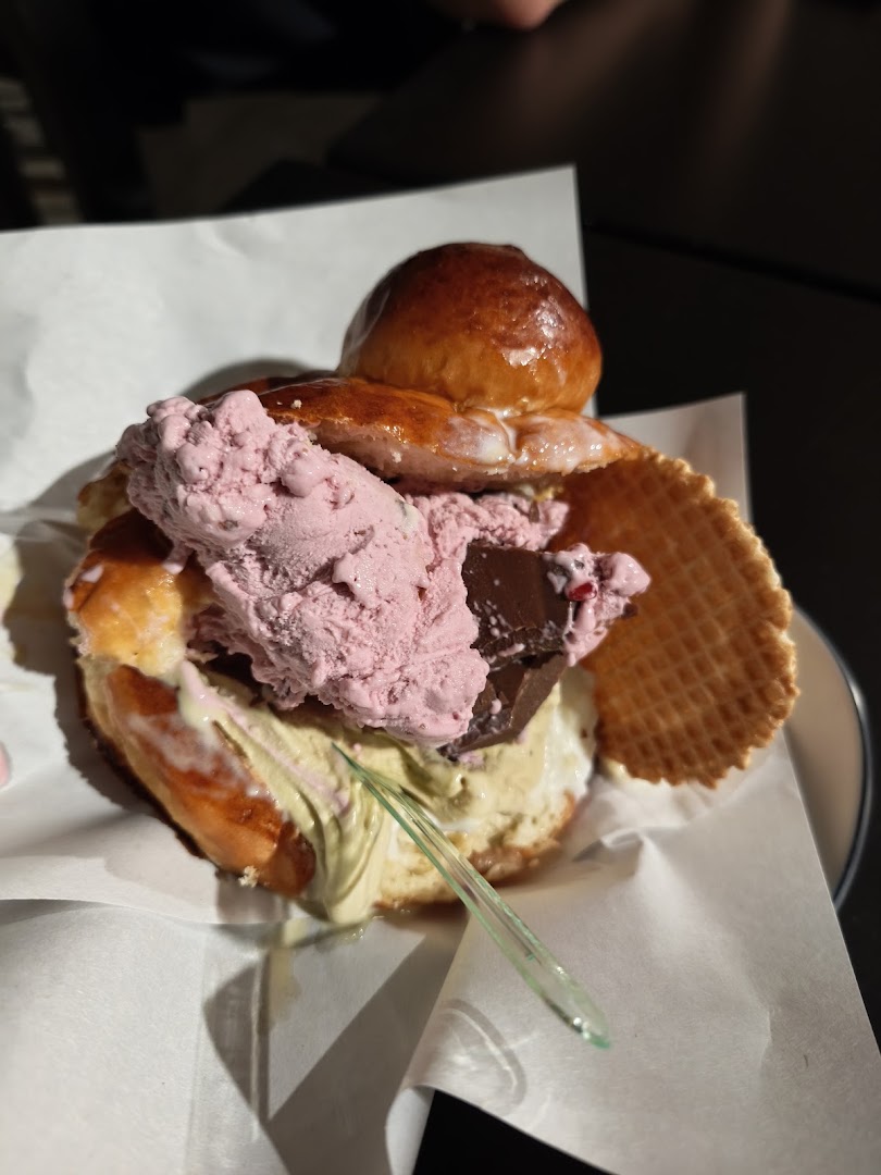 Gola yogurt gelato dessert poke