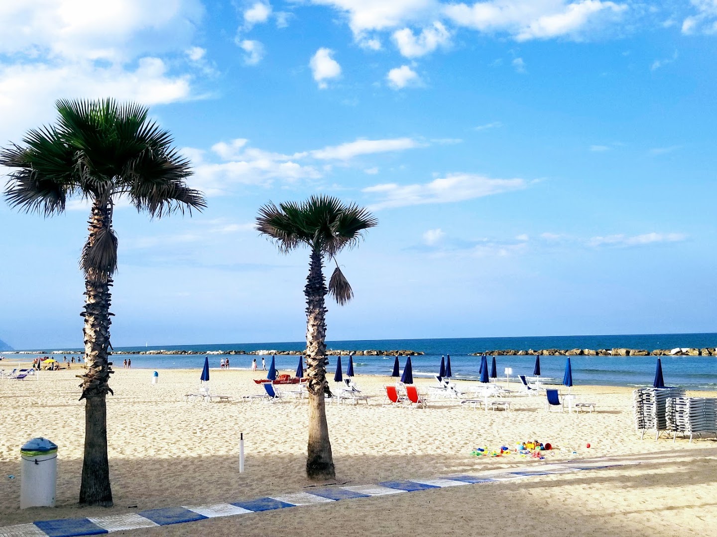 Golden Beach Di Vittori E. Dionisi S. S.A.S.