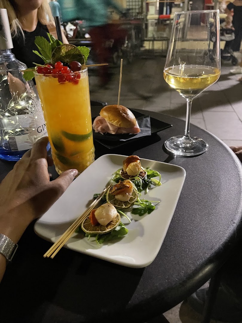 HENDRIX BAR