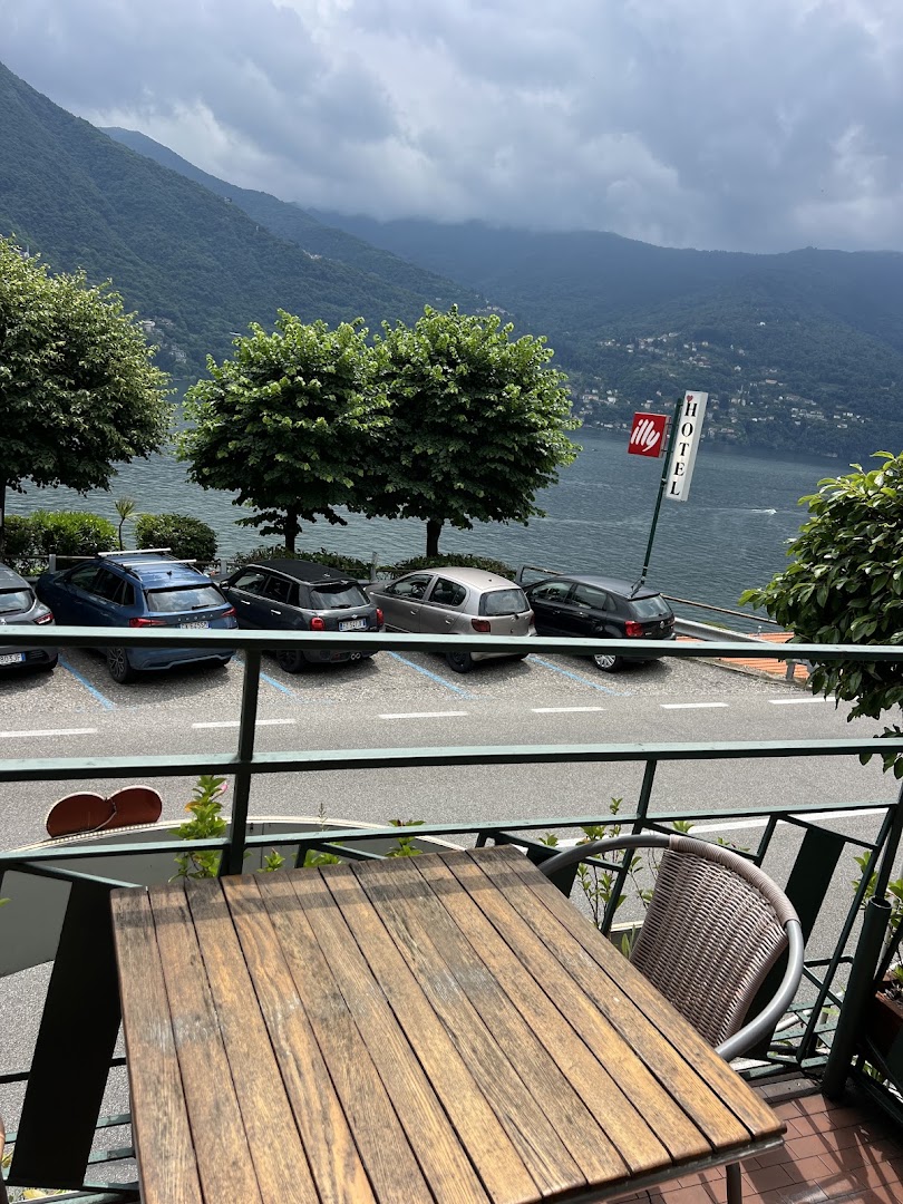 Henry's Bar