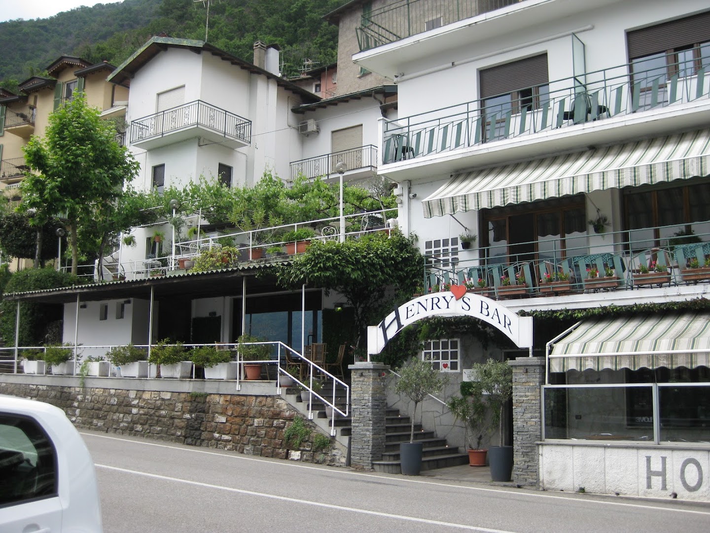 Henry's Bar