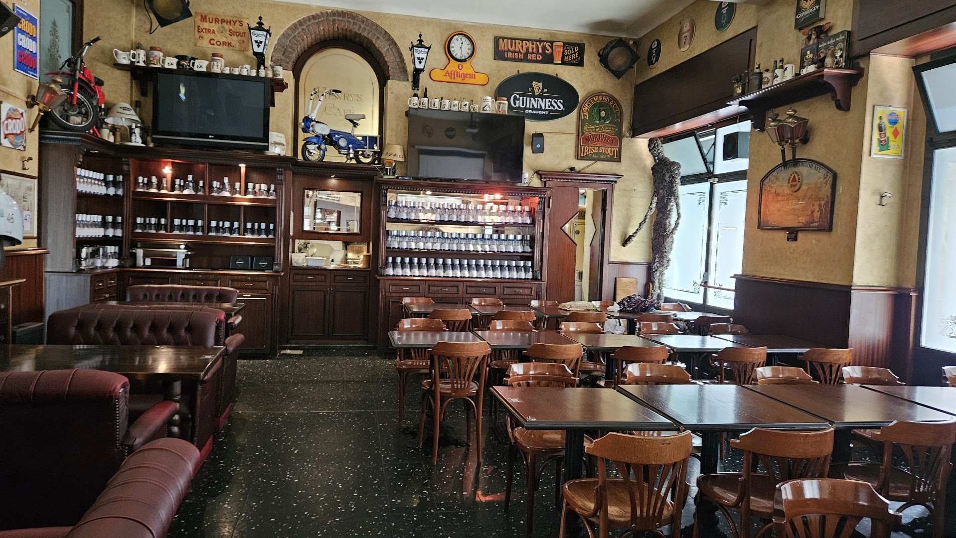 Henry's Cafe