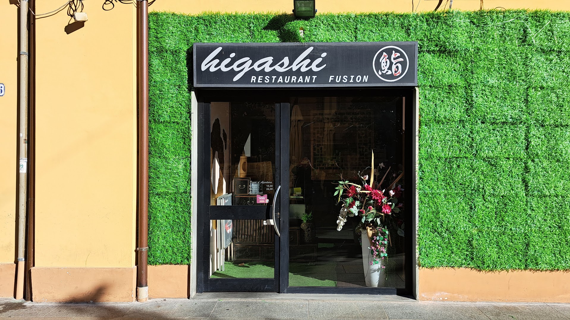 Higashi, Modena