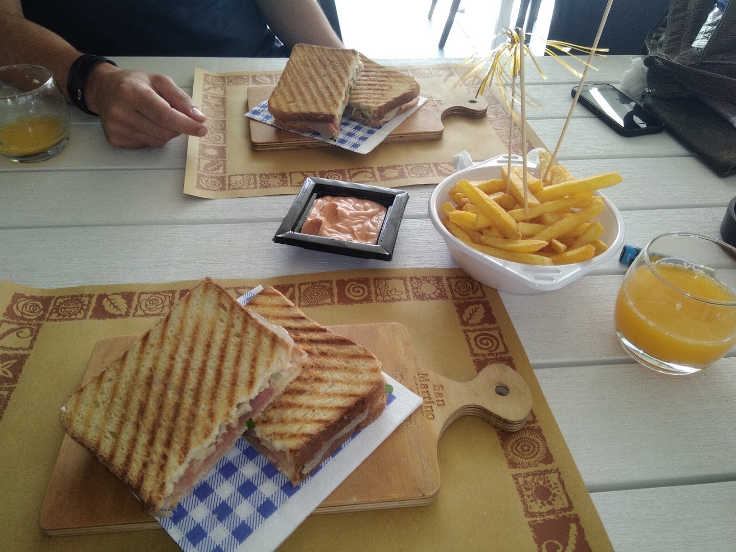 HOLLYWOOD CAFE'