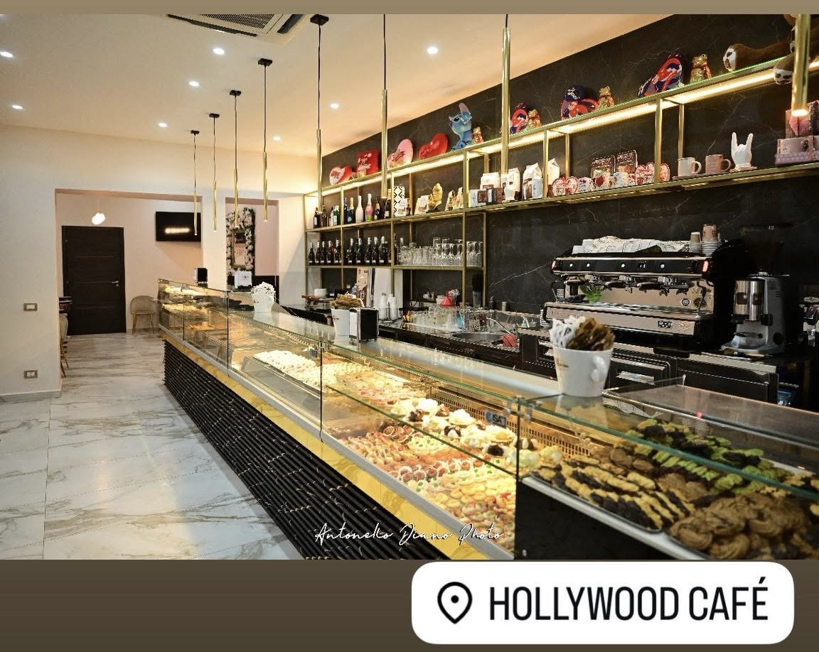 HOLLYWOOD CAFE'