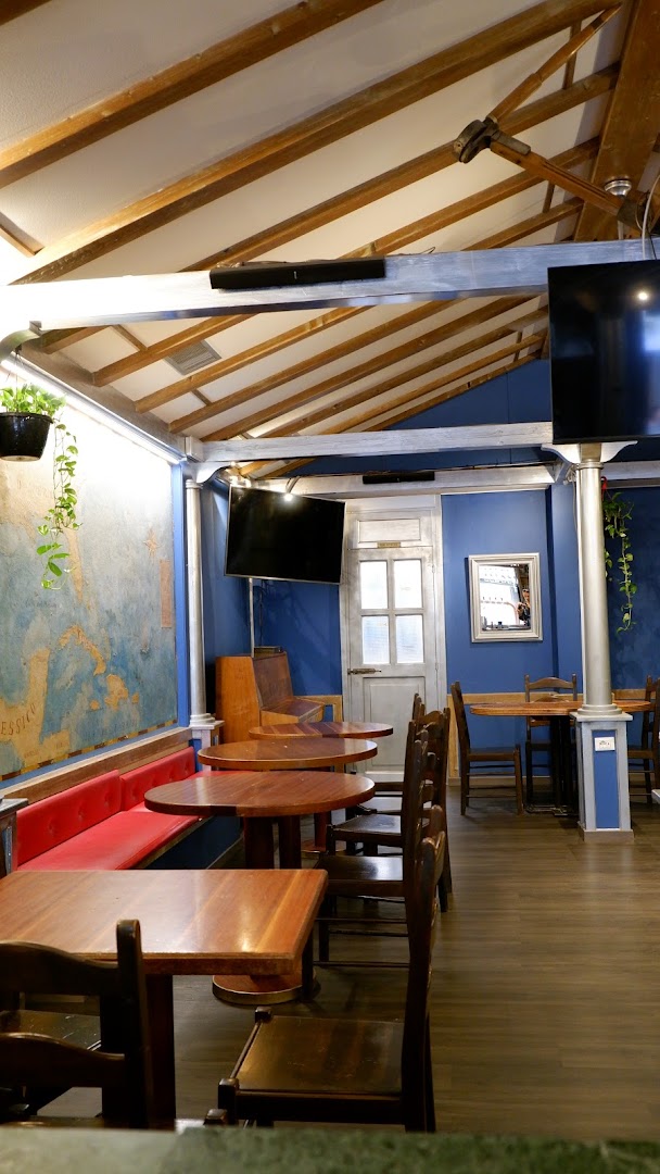 Informale cocktails and wine-bar