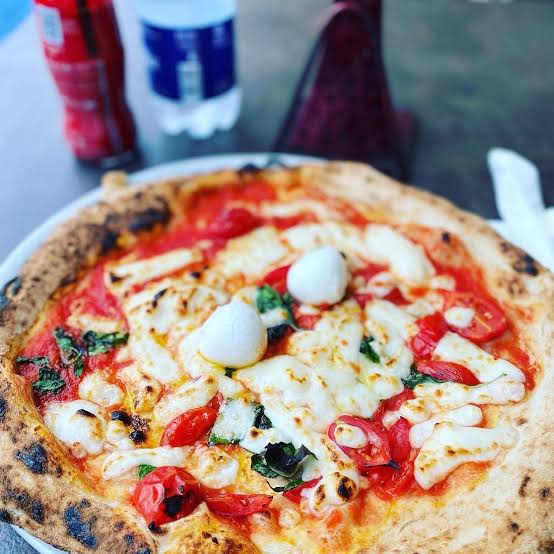 Insolito pizzeria e trattoria napoletana