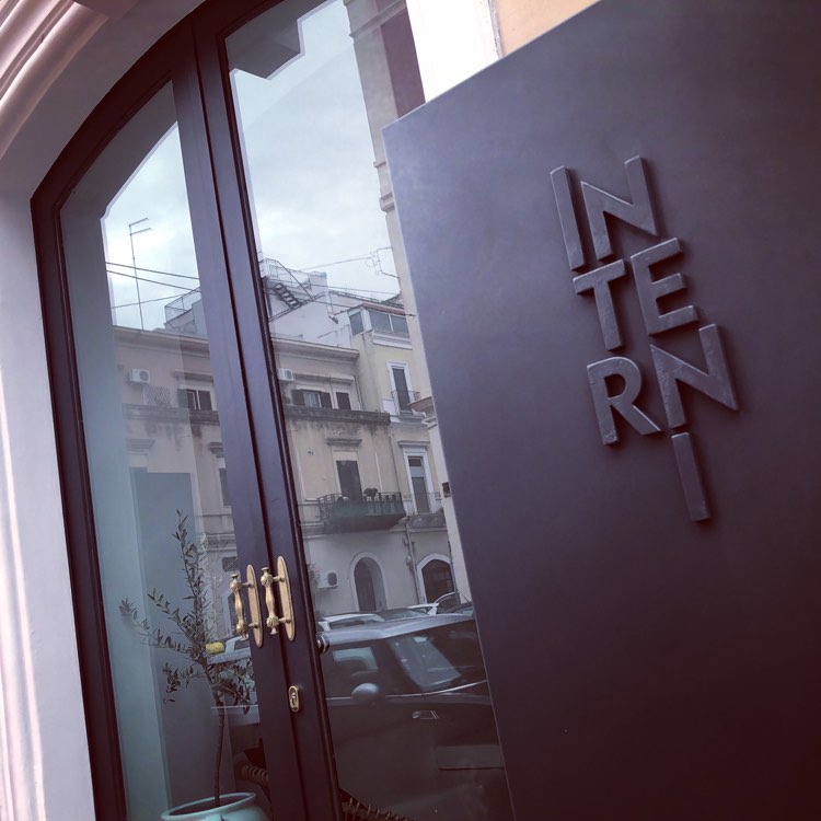 I N T E R N I