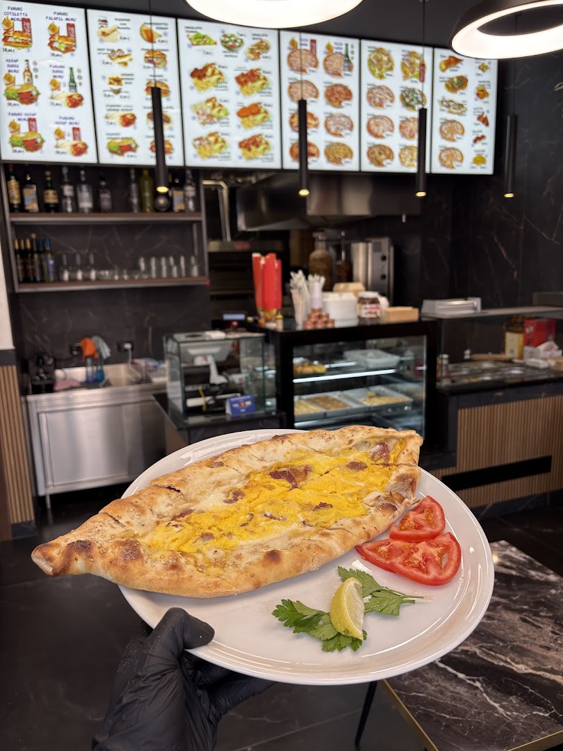 Istanbulls Kebap Pizza