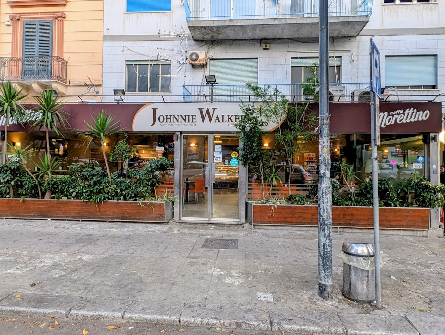 Johnnie Walker - Lounge Bar, Ristorante, Pizzeria