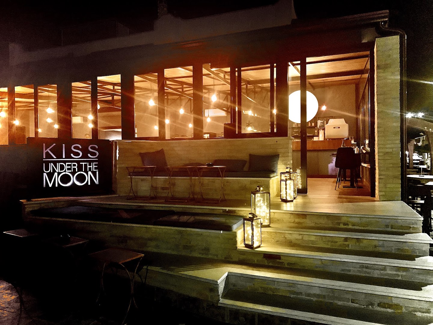 KISS UNDER THE MOON RESTAURANT PIZZERIA