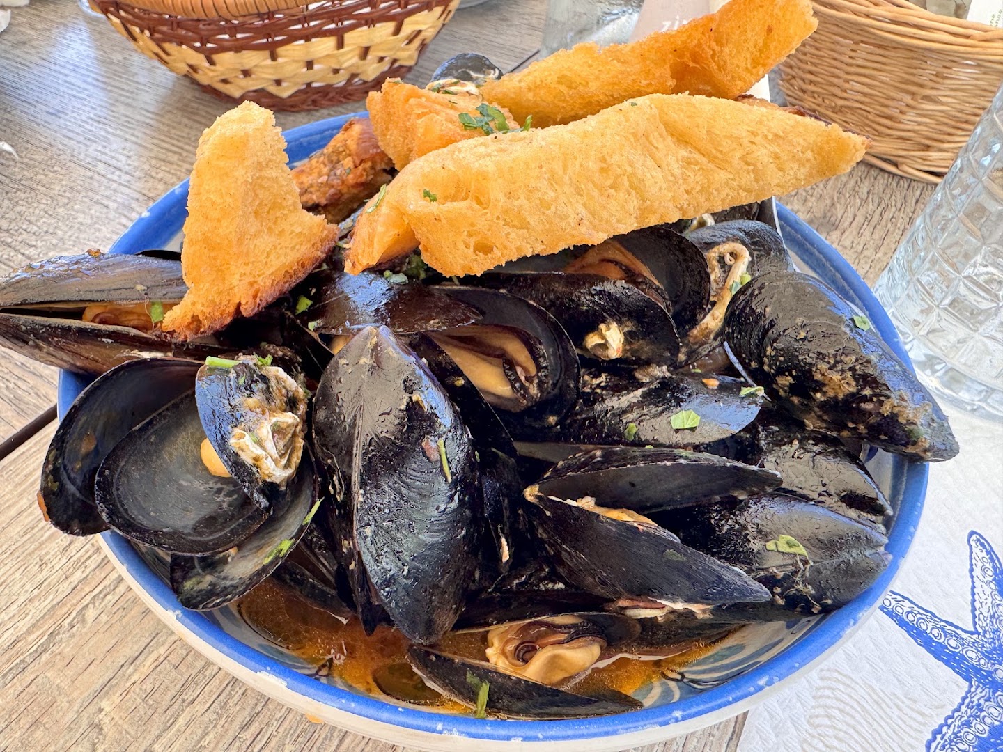 La Casa Blanca - Fish, Wine, and Friends