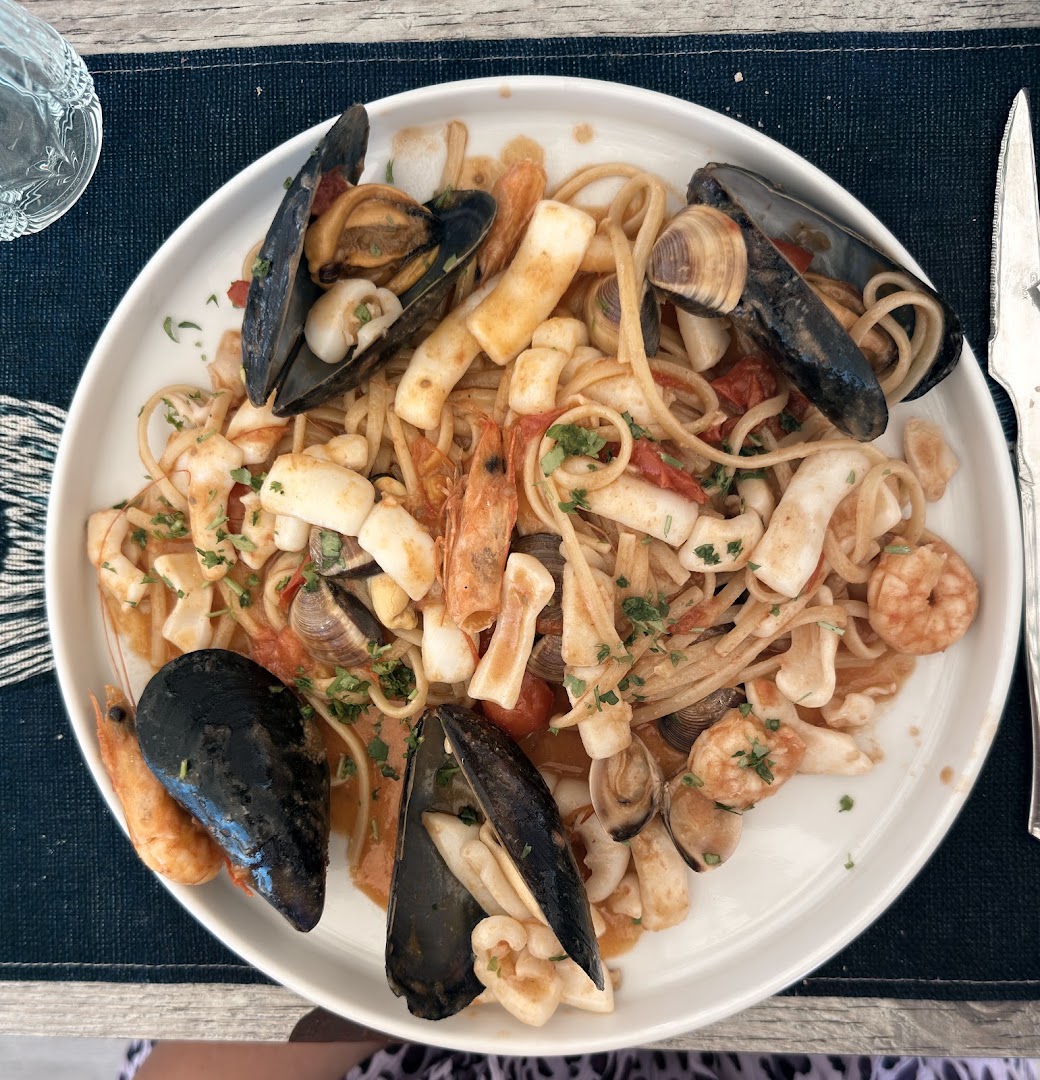 La Casa Blanca - Fish, Wine, and Friends