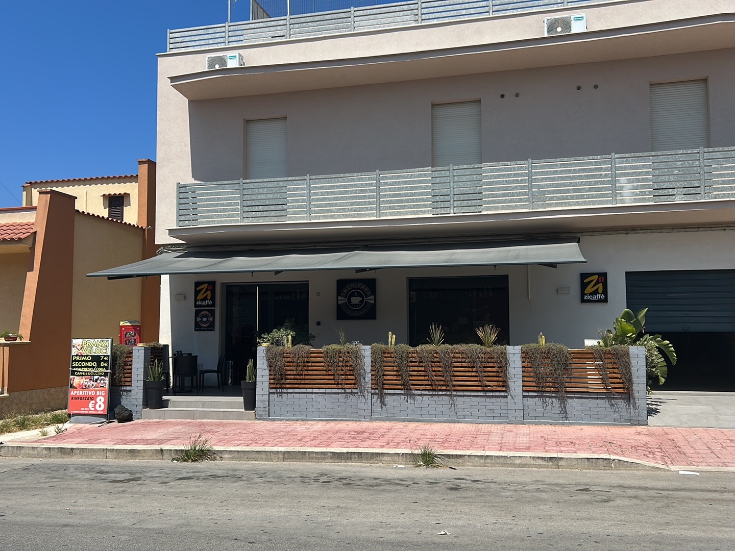 La Chicara lounge bar