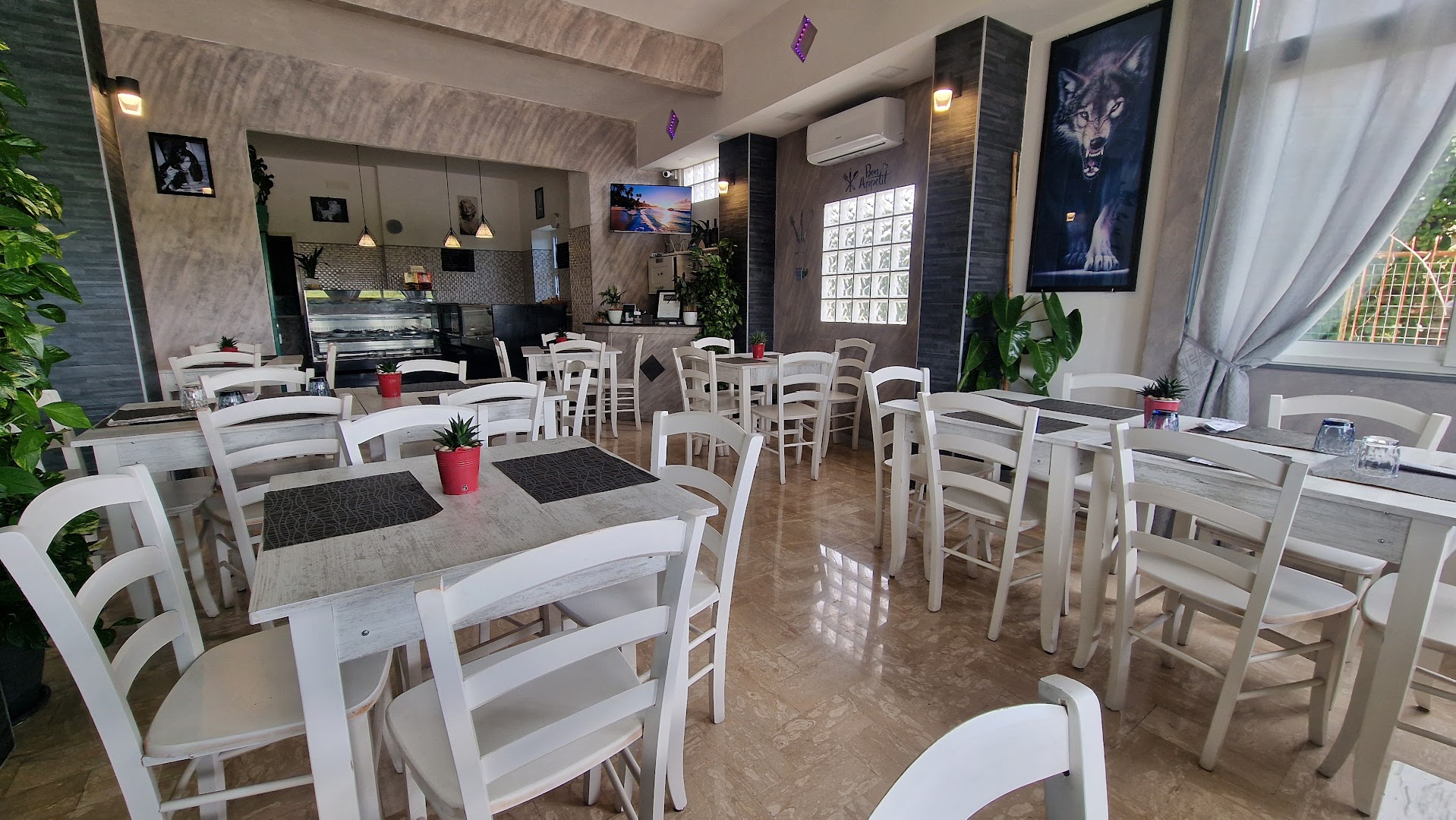La Lupa Ristoself Lounge Bar